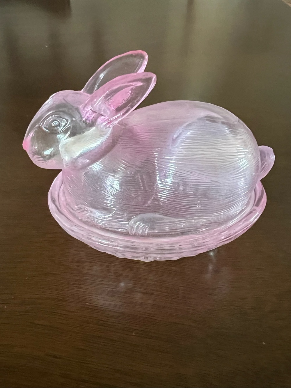 L.E. Smith Glass "Bunny On A Nest"